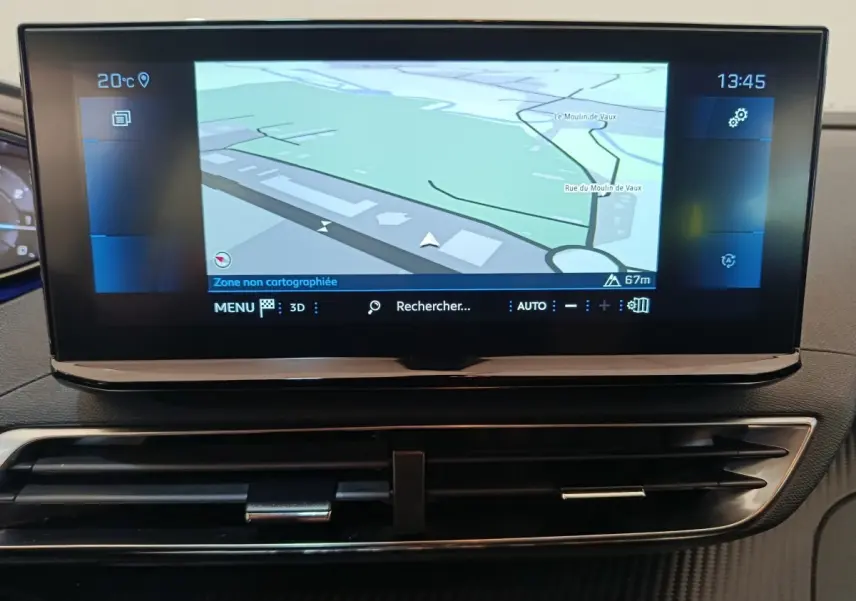 Écran tactile central affichant la navigation dans l'habitacle du Peugeot 3008 gris foncé, vue de face rapprochée.