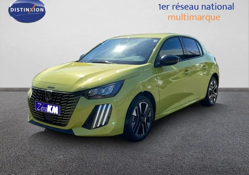 Peugeot 208 hybride jaune Agueda métal vue 3/4 avant droit avec calandre noire et feux LED verticaux.