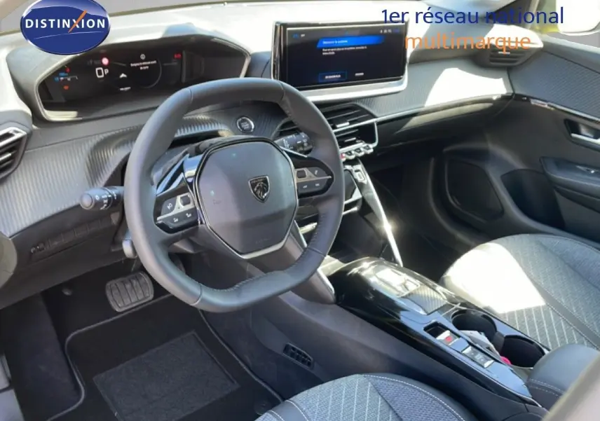 Vue intérieure avant de la Peugeot 208 Hybrid 110ch Allure, tableau de bord moderne avec écran tactile et volant compact noir.
