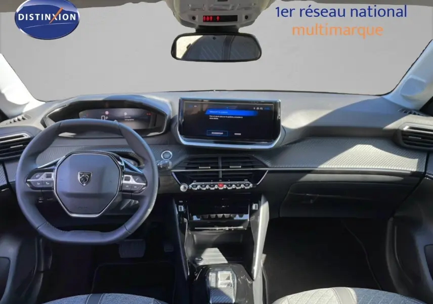 Vue intérieure avant du tableau de bord de la Peugeot 208 Hybrid 110ch Allure avec volant cuir et écran tactile central.
