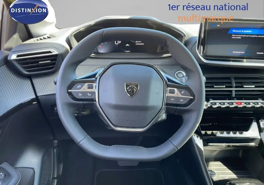 Vue intérieure centrée sur le volant cuir noir et le tableau de bord digital du Peugeot 208 Hybrid jaune Agueda Metal.