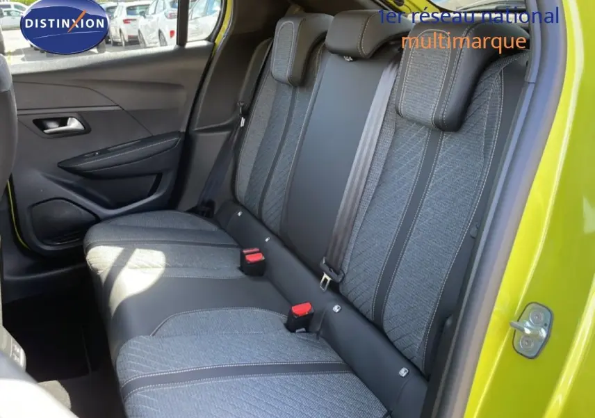 Vue intérieure côté droit des sièges arrière gris à motifs avec porte ouverte sur Peugeot 208 jaune Agueda Metal 2026.