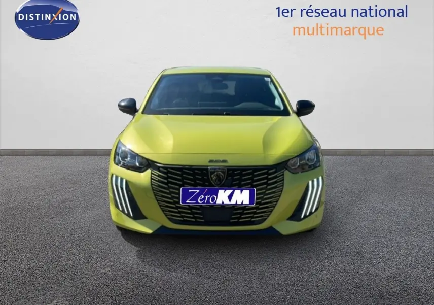 Vue avant d'une Peugeot 208 hybride jaune Agueda Metal avec calandre noire et feux LED distinctifs allumés.