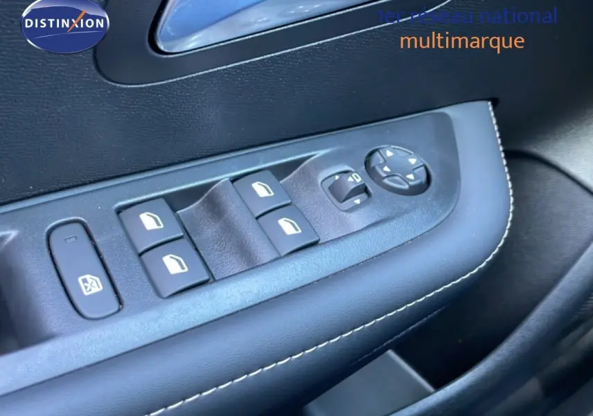 Gros plan sur les commandes de lève-vitres et rétroviseurs côté conducteur de la Peugeot 208 Hybrid 110ch Allure, intérieur noir.