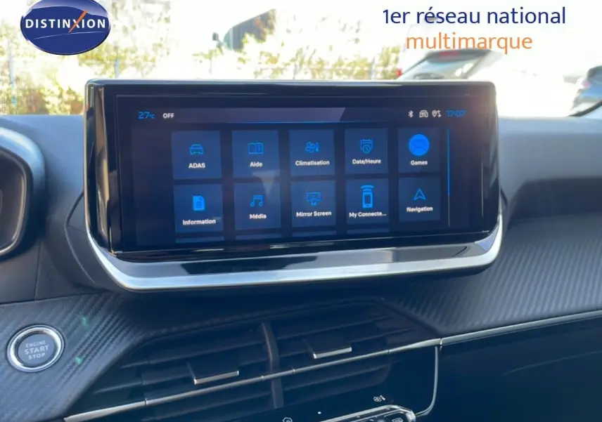 Vue rapprochée de l’écran tactile central et tableau de bord intérieur de la Peugeot 208 Hybrid 110ch finition Allure.