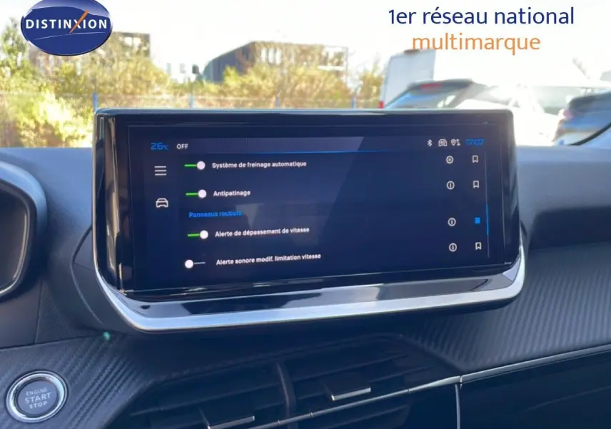 Vue intérieure centrée sur l'écran tactile du tableau de bord de la Peugeot 208 Hybrid jaune Agueda Metal.