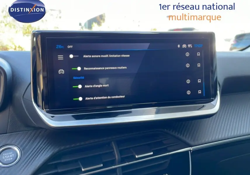 Écran tactile central du tableau de bord de la Peugeot 208 Hybrid 110ch Allure, affichant les alertes de sécurité.