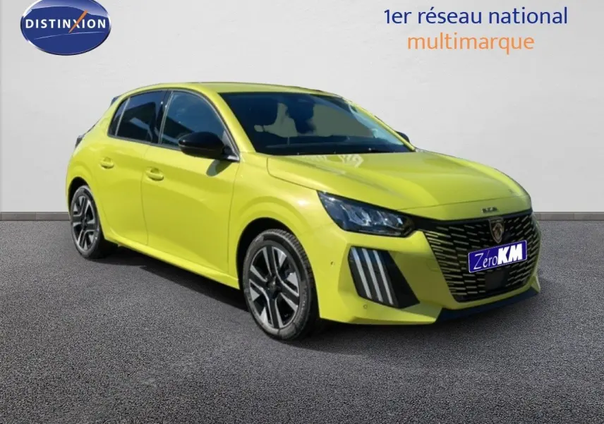 Peugeot 208 Hybrid jaune Agueda métal vue 3/4 avant droit, avec calandre noire et jantes alliage distinctives.