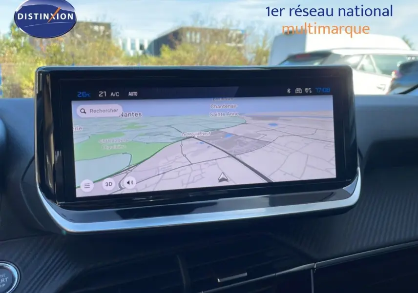 Vue rapprochée de l’écran tactile central affichant la navigation dans l’habitacle d’une Peugeot 208 jaune Agueda Metal.
