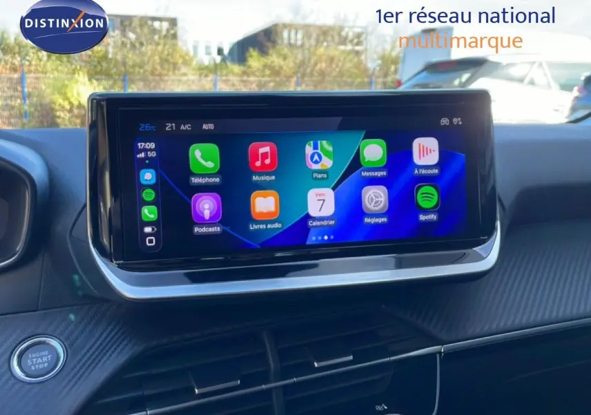 Vue intérieure centrée sur l’écran tactile du tableau de bord d’une Peugeot 208 hybride, finition Allure.