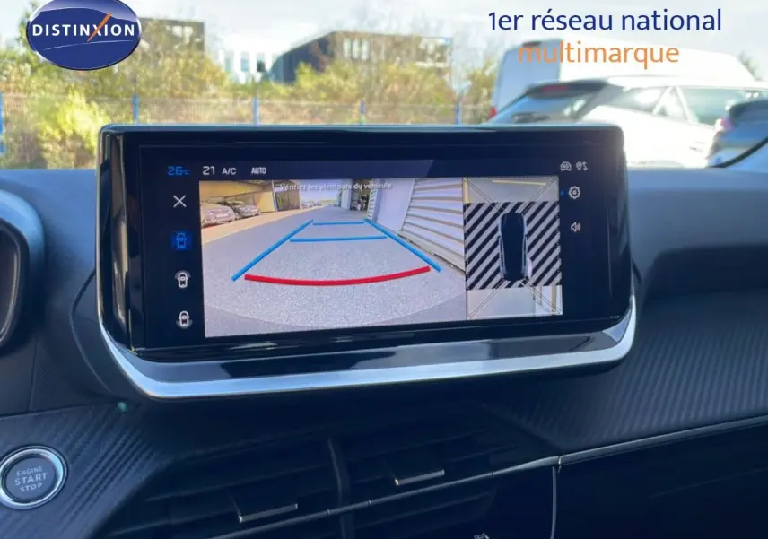 Écran tactile intérieur montrant la caméra de recul et l’aide au stationnement d’une Peugeot 208 jaune Agueda Metal.