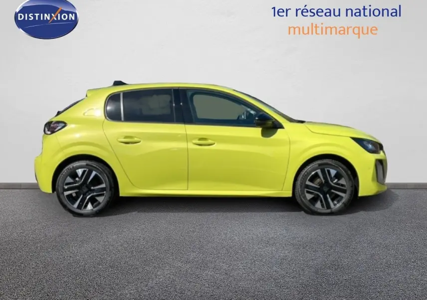 Profil droit d'une Peugeot 208 Hybrid 110ch Allure jaune Agueda métal avec jantes alliage et vitres teintées.