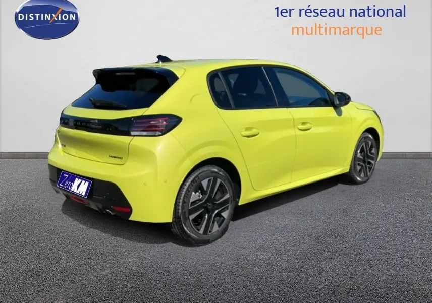 Vue 3/4 arrière droite d'une Peugeot 208 Hybrid jaune Agueda Métal avec jantes noires et toit noir.
