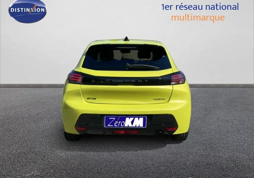 Vue arrière d'une Peugeot 208 hybride jaune Agueda Metal avec logo et feux LED distinctifs.