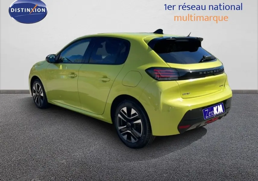 Vue 3/4 arrière droite d'une Peugeot 208 hybride jaune Agueda Metal avec jantes noires et détails noirs contrastants.