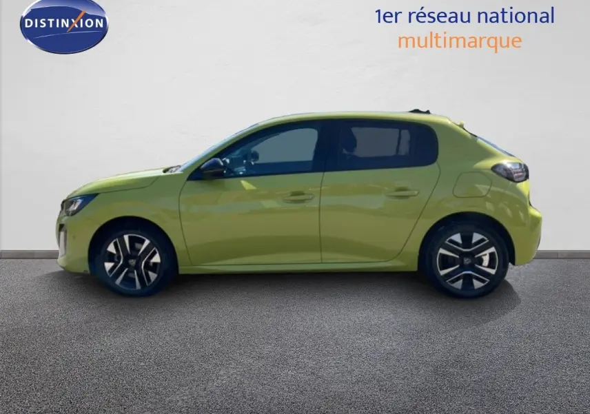 Peugeot 208 Hybrid 110ch en jaune Agueda Metal vue de profil côté gauche, avec jantes alliage distinctives.