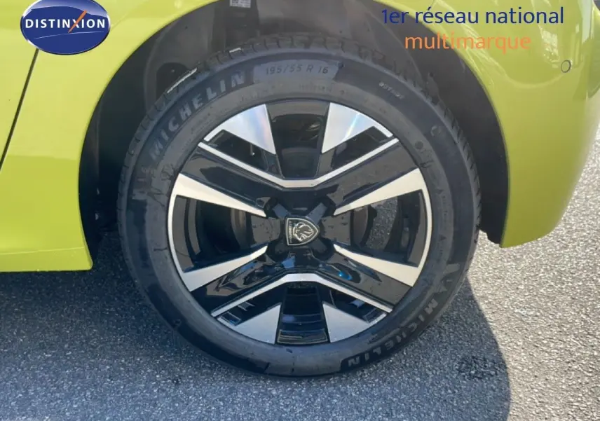Gros plan sur la roue avant droite d'une Peugeot 208 Hybrid jaune Agueda Métal avec jante alliage noire et argent.