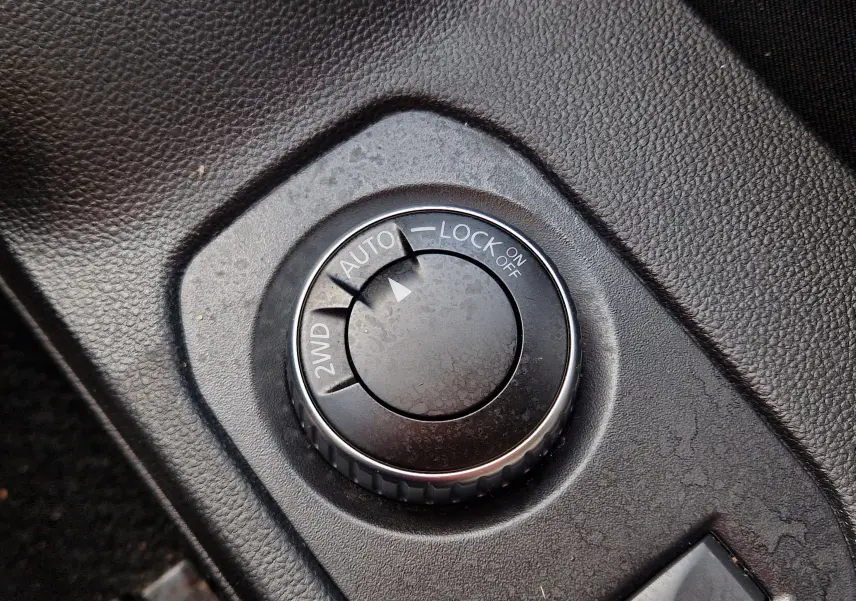 Gros plan sur le sélecteur de mode 4x4 du Dacia Duster 2023, bouton rotatif avec options 2WD, Auto et Lock.
