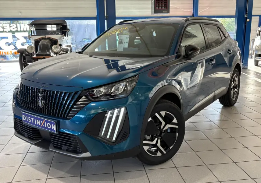 Peugeot 2008 bleu en 3/4 avant droit, avec calandre noire et feux LED à griffes distinctifs.