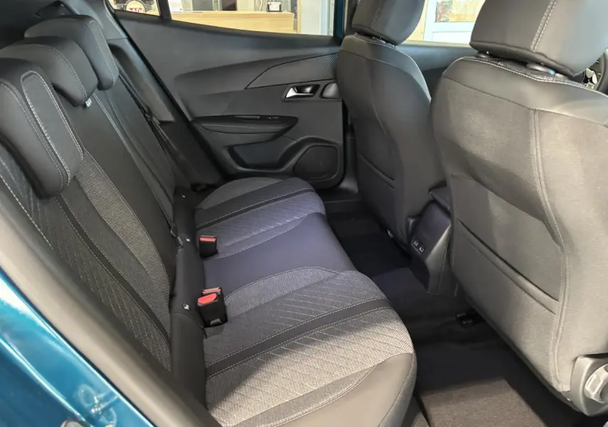 Vue intérieure arrière côté gauche du Peugeot 2008 bleu, montrant la banquette tissu/TEP avec surpiqûres Quartz et prises USB.