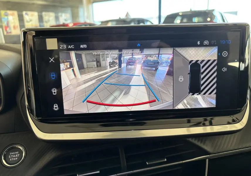 Écran tactile intérieur montrant la caméra de recul et l'aide au stationnement du Peugeot 2008 bleu, vue de face.