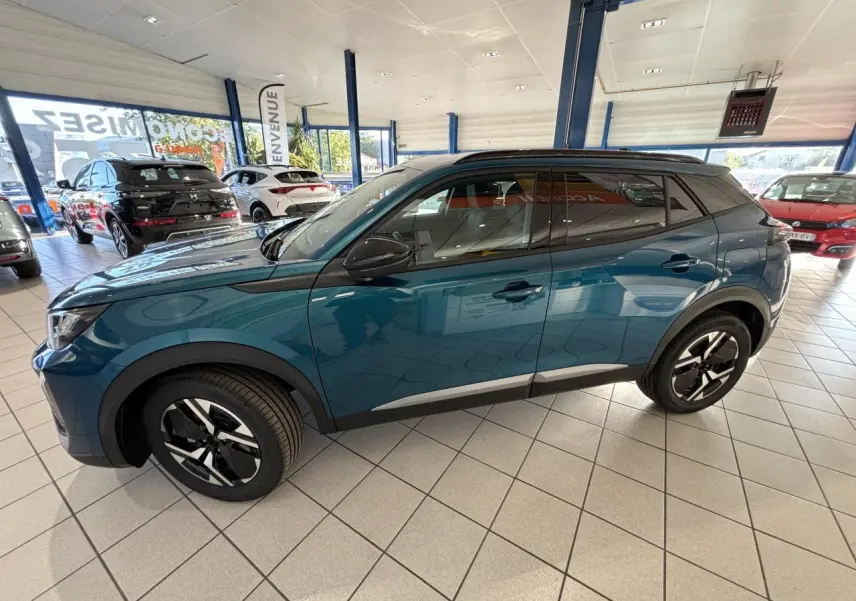 Peugeot 2008 bleu en vue de profil côté gauche dans un showroom lumineux avec jantes alliage bi-ton.