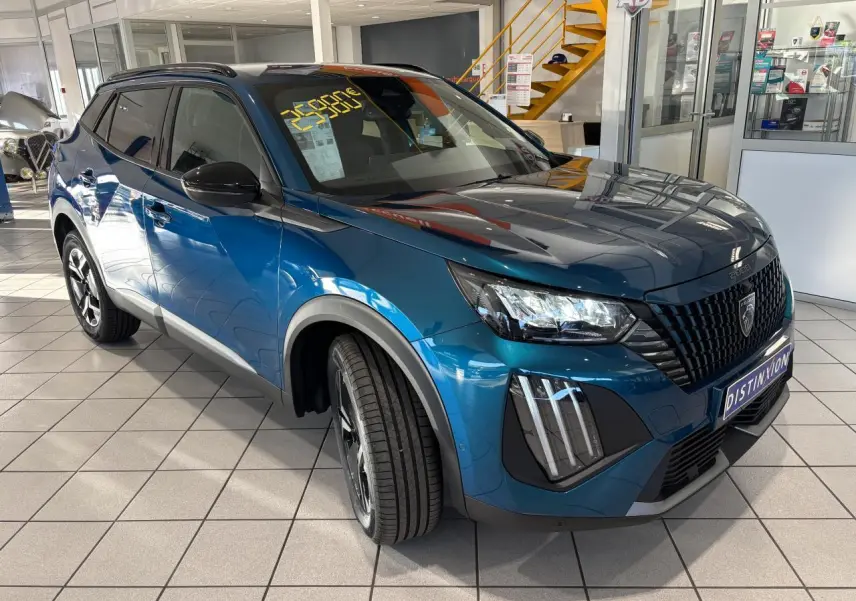 Peugeot 2008 hybride bleu en 3/4 avant droit, avec calandre noire et jantes alliage bi-ton 17 pouces.