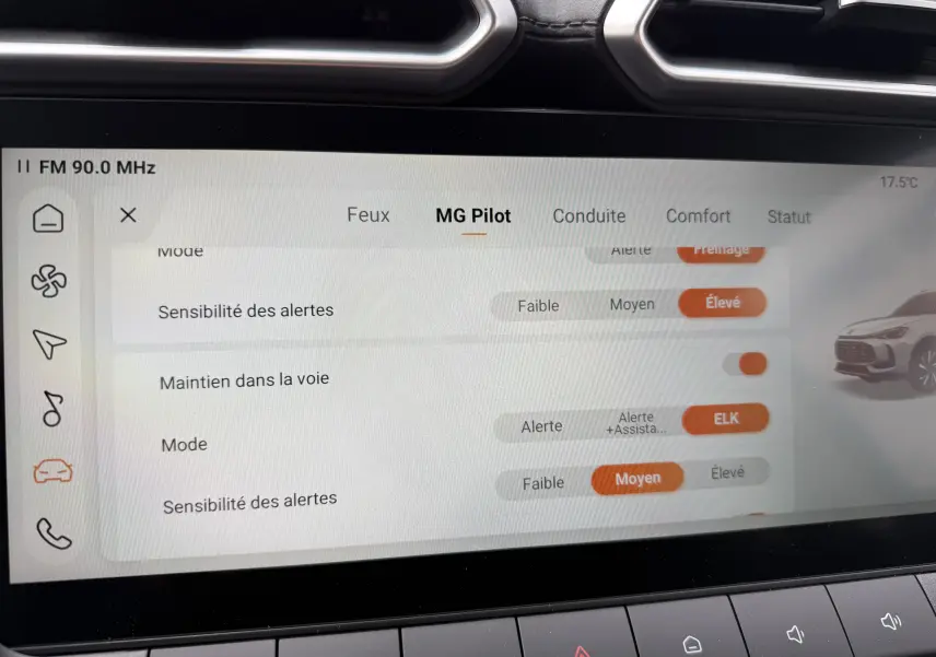 Écran tactile intérieur du MG Motor ZS 1.5 Hybrid+ 2026 montrant les réglages du système d'aide à la conduite.