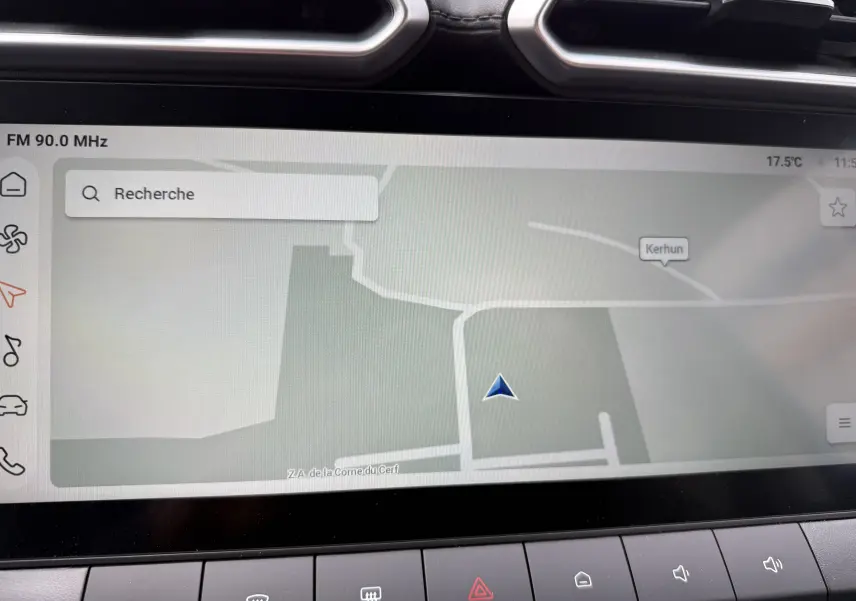Écran tactile du système de navigation du MG Motor ZS 1.5 Hybrid+ 2026 en couleur Candem Grey, vue intérieure.