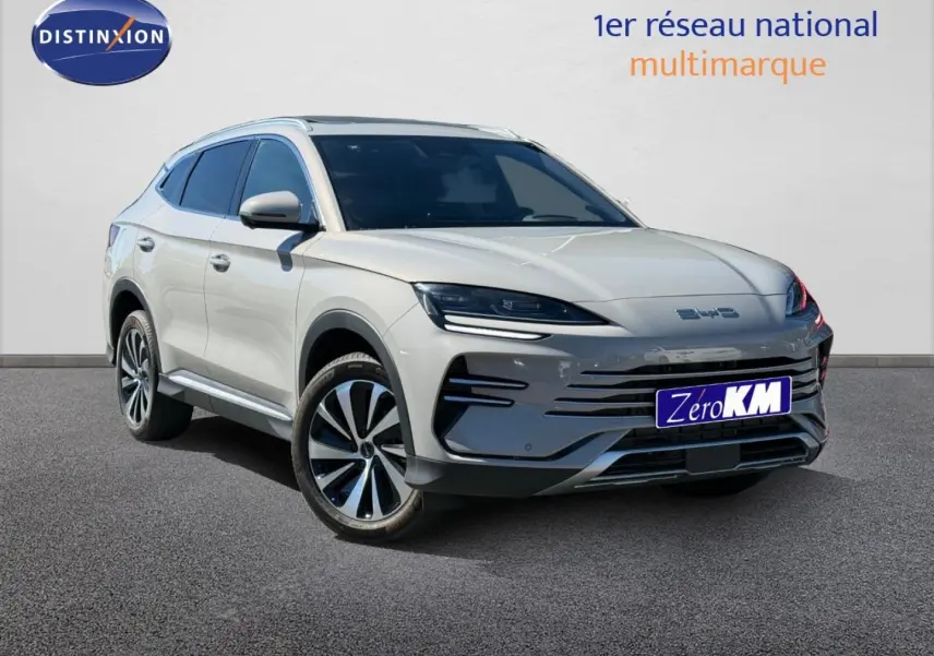 Vue 3/4 avant droit du BYD SEAL U 1.5 DM-i 218ch Boost en Boundless Cloud métallisé avec jantes alu distinctives.
