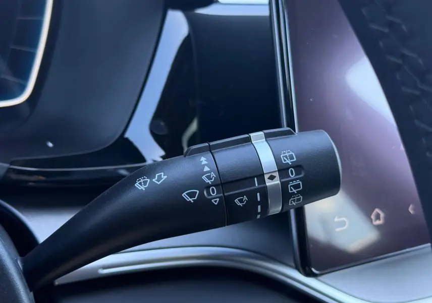 Gros plan sur la commande des essuie-glaces du BYD SEAL U 1.5 DM-i 218ch Boost, intérieur noir brillant.