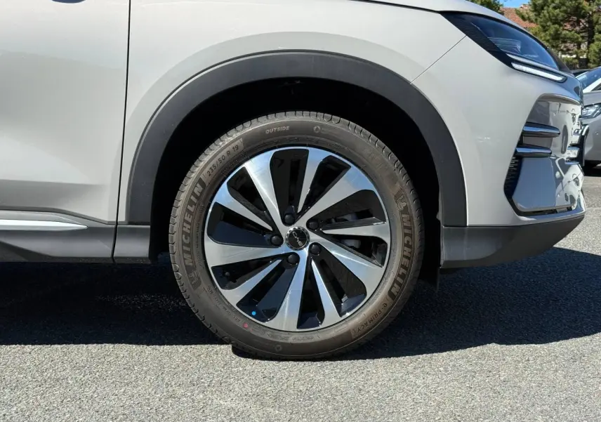 Gros plan sur la roue avant droite et partie avant d’un BYD SEAL U 1.5 DM-i métallisé Boundless Cloud.