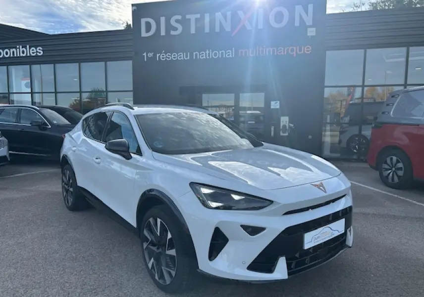 Vue 3/4 avant d'un CUPRA Formentor blanc neige avec jantes alliage 19'' Sandstorm et signature lumineuse Tri-LED.