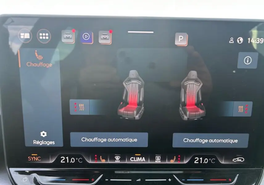 Écran tactile du système de climatisation chauffant affichant les sièges avant du CUPRA Formentor blanc neige.