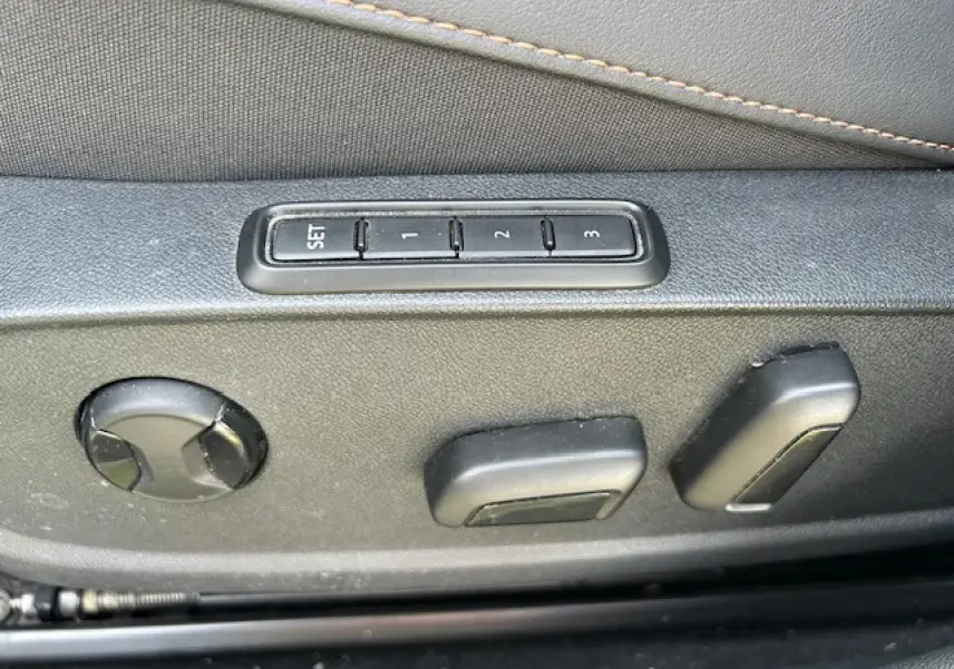 Gros plan sur les commandes de réglage électrique des sièges avant du CUPRA Formentor blanc neige 2025.