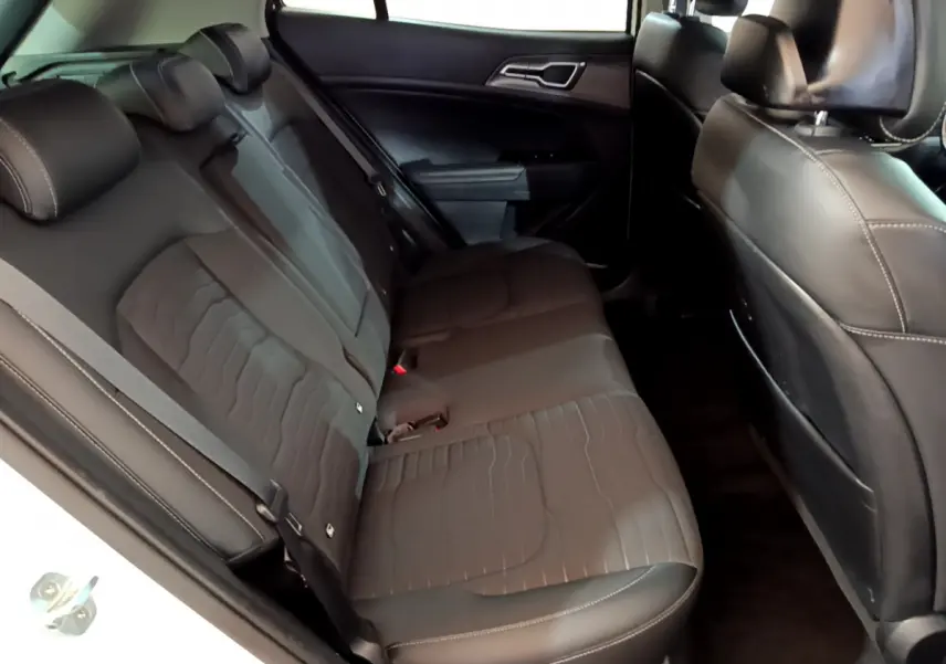 Vue intérieure côté gauche des sièges arrière noirs en cuir du Kia Sportage hybride rechargeable 2022