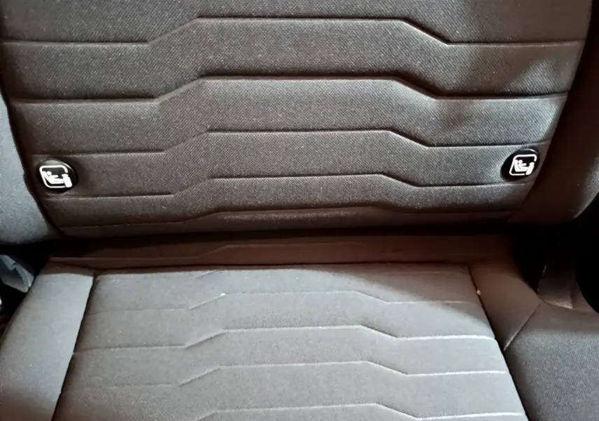 Détail des fixations Isofix sur la banquette arrière en tissu noir du Kia Sportage hybride rechargeable 2022.