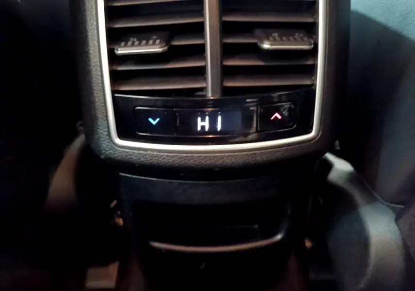 Réglage de la ventilation arrière en mode chaud sur un KIA SPORTAGE blanc, version hybride rechargeable 2022.