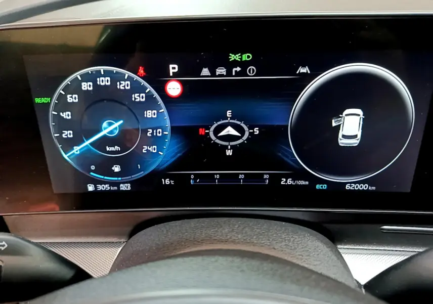 Affichage numérique du tableau de bord du Kia Sportage 2022 avec vitesse, boussole et état porte ouverte.