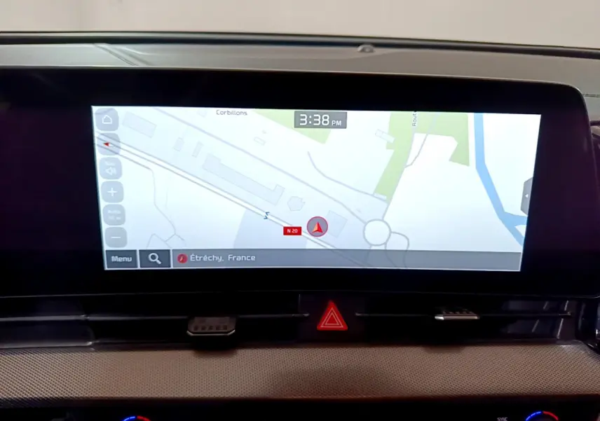 Affichage tactile central du tableau de bord du Kia Sportage blanc 2022 montrant la navigation GPS à Étréchy.
