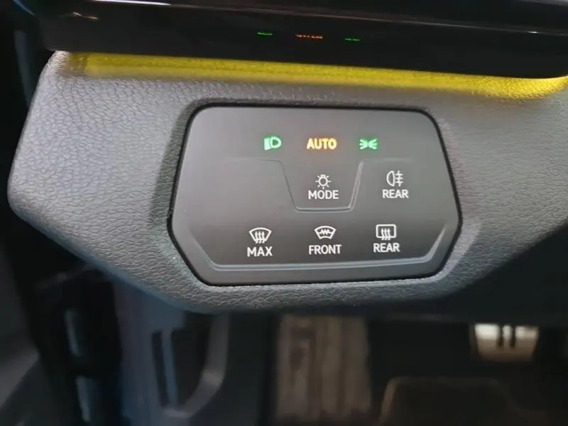 Panneau de commandes d’éclairage intérieur noir avec indicateurs verts et orange dans un Volkswagen ID.4 2023.