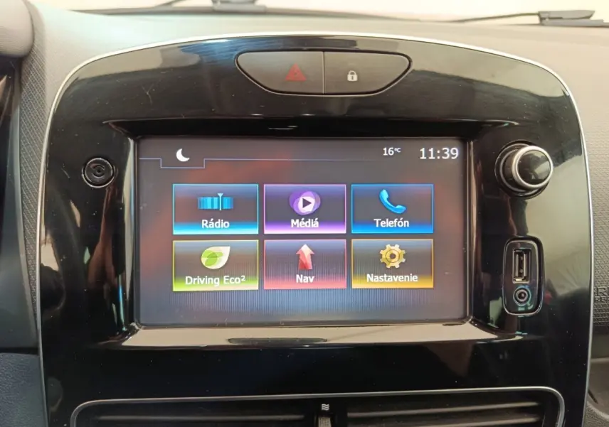 Écran tactile central de la Renault Clio Intens rouge de 2018, affichant le menu multimédia et navigation.