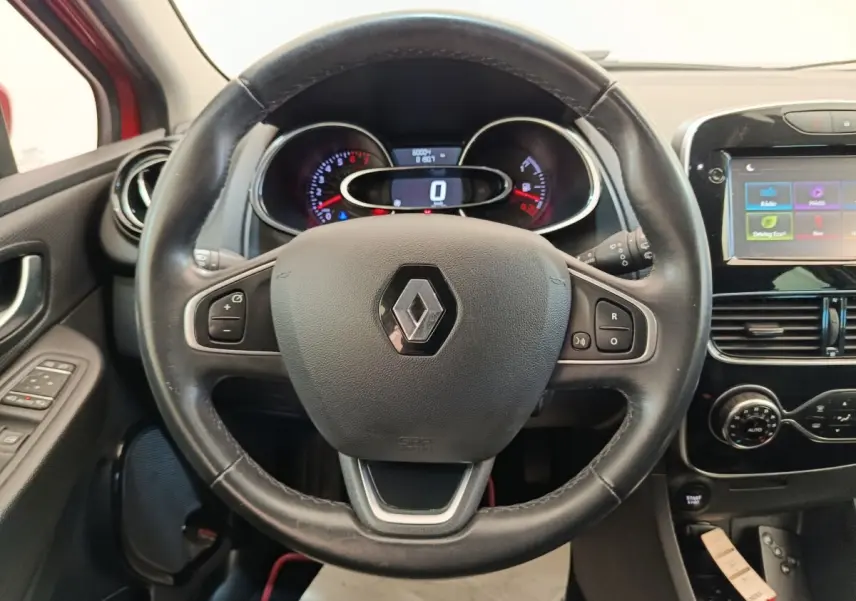 Vue intérieure centrée sur le volant cuir de la Renault Clio Intens 2018 avec tableau de bord et écran tactile couleur.