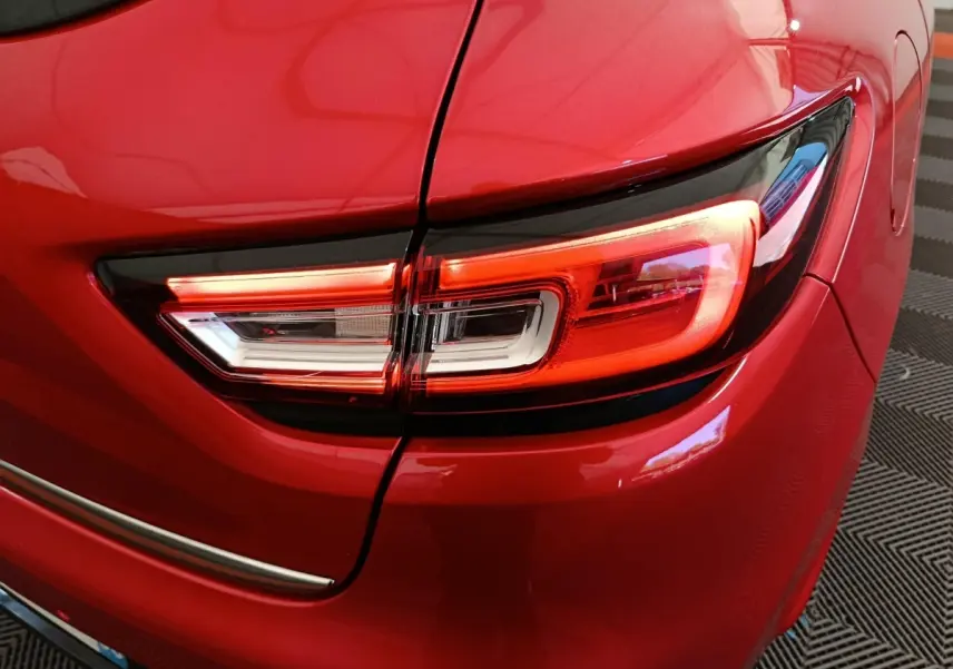 Gros plan sur le feu arrière droit rouge brillant d'une Renault Clio Intens Energy TCe 90 de 2018.