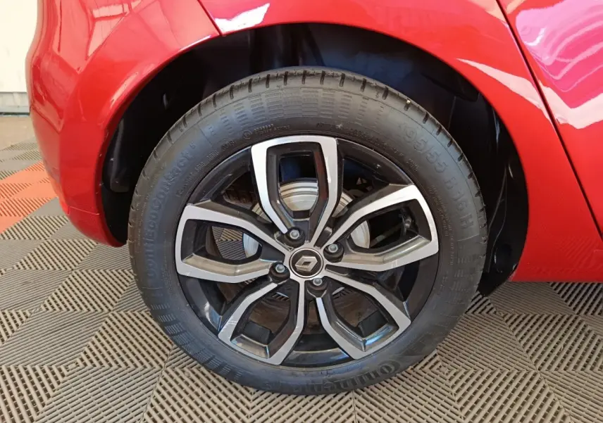 Gros plan sur la roue arrière droite rouge d'une Renault Clio Intens Energy TCe 90 avec jante alliage noire et argent.