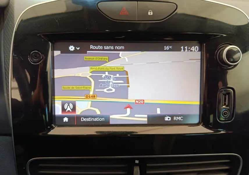 Gros plan sur l’écran tactile central du système de navigation de la Renault Clio Intens Energy TCe 90, finition noire brillante.