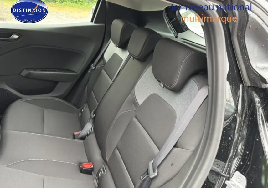 Vue intérieure côté droit sur la banquette arrière noire et grise de la Renault Clio V 1.0 TCe 90 Evolution 2026.