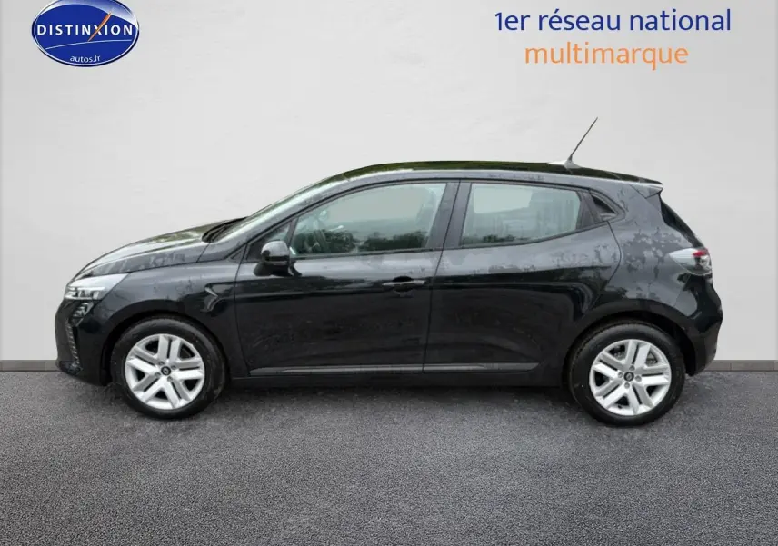Profil côté gauche d'une Renault Clio V noire 2026 avec jantes argent et becquet arrière visible.