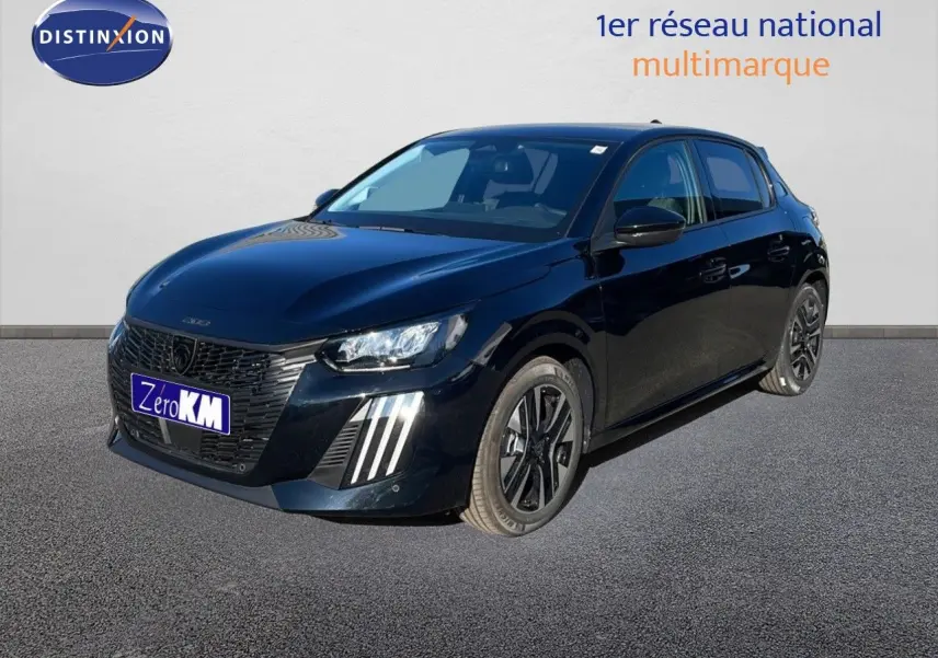 Peugeot 208 HYBRID noir perla metal en 3/4 avant droit, avec feux LED et jantes noires distinctives.