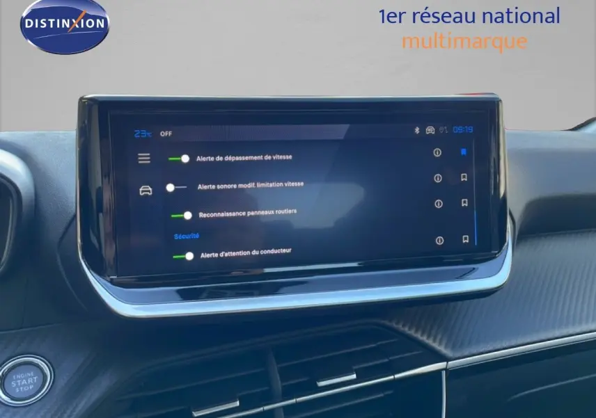 Vue rapprochée de l’écran tactile central du Peugeot 208 noir perla metal, affichant les alertes de sécurité conducteur.